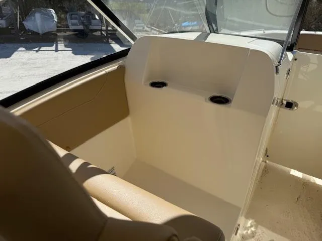 Slide: The Image of Scout 255 Dorado 2021 - 10