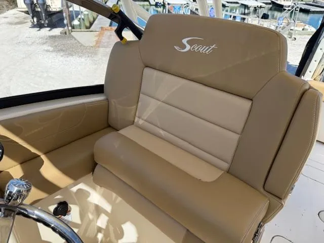 Slide: The Image of Scout 255 Dorado 2021 - 11