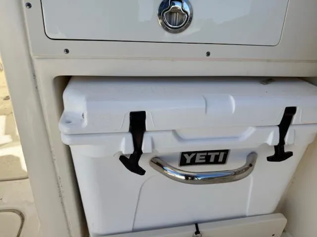 Slide: The Image of Scout 255 Dorado 2021 - 12