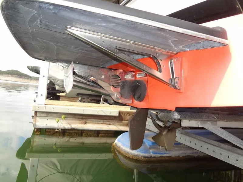 Slide: The Image of 2010 Malibu VLX WAKESETTER boat hull and propeller detail at dock. - 31