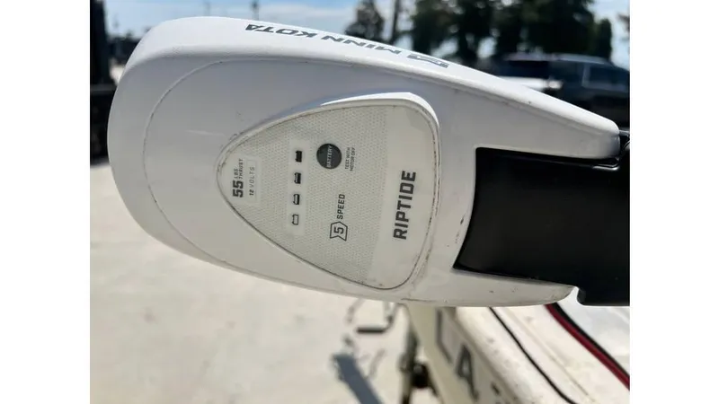 Slide: The Image of Minn Kota Riptide motor on 2014 Express XP 18 CC boat. - 12