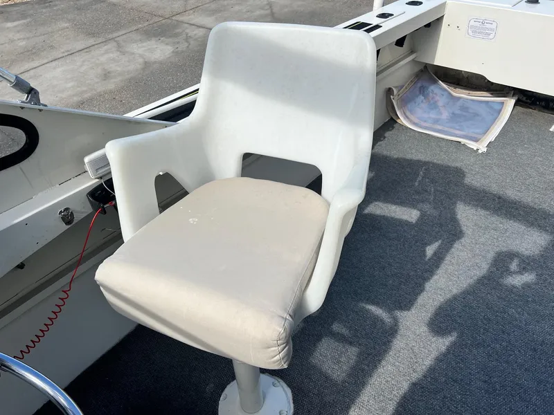 Slide: The Image of Boat seat on a 1993 Gravois 23 DC, featuring a white cushioned design. - 11