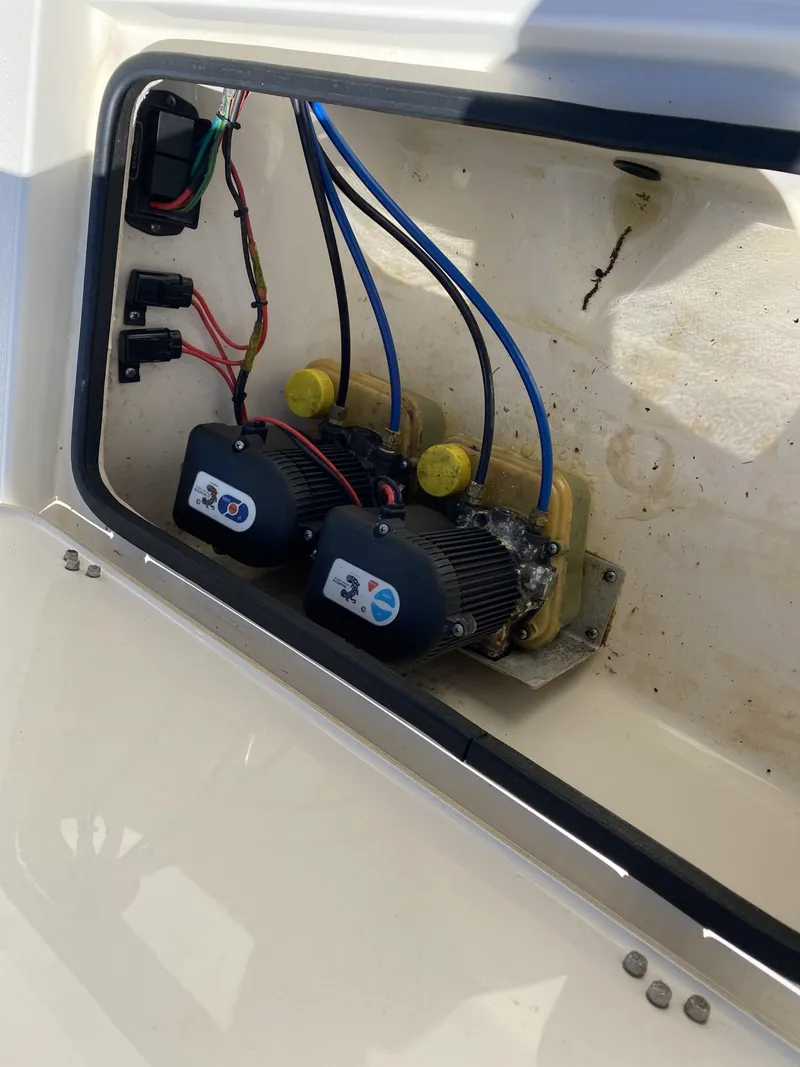 Slide: The Image of 2013 ShearWater 25LTZ boat wiring and pump system. - 28