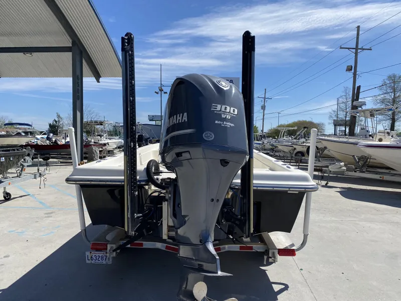 Slide: The Image of 2013 ShearWater 25LTZ boat with Yamaha 300 V6 engine at a marina. - 4