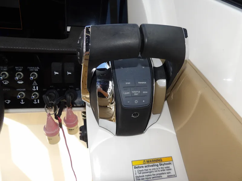 Slide: The Image of Throttle controls of a 2022 Sea Ray SDX 290 Outboard boat. - 39