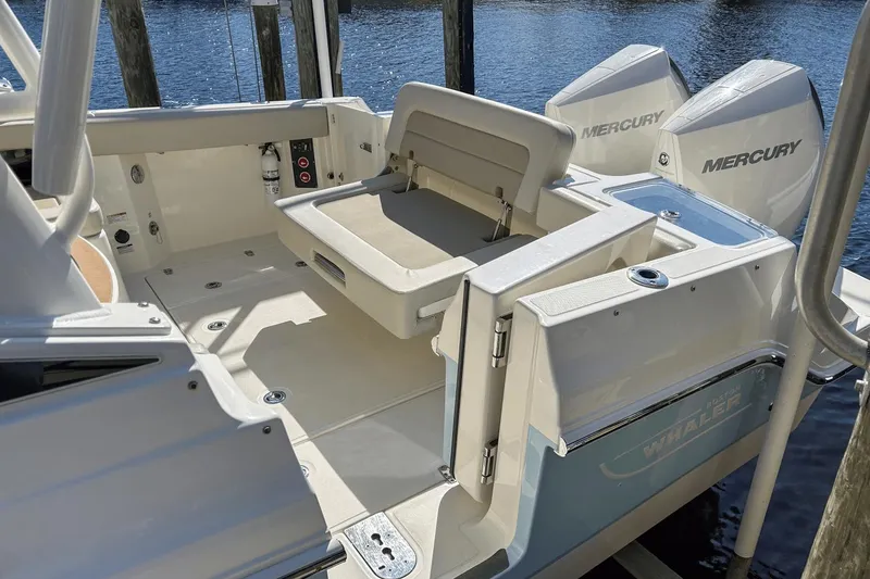 Slide: The Image of Boston Whaler 280 Vantage 2022 - 15