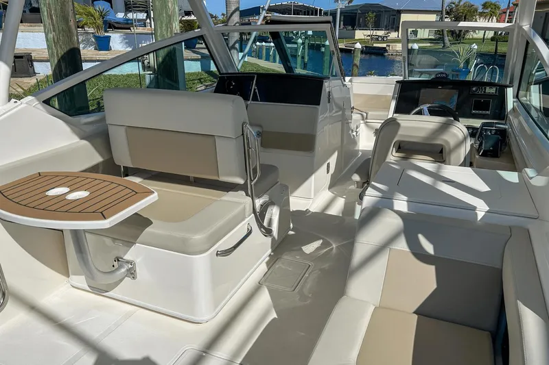 Slide: The Image of Boston Whaler 280 Vantage 2022 - 16