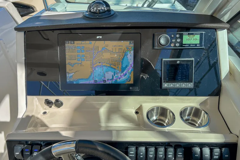 Slide: The Image of Boston Whaler 280 Vantage 2022 - 18