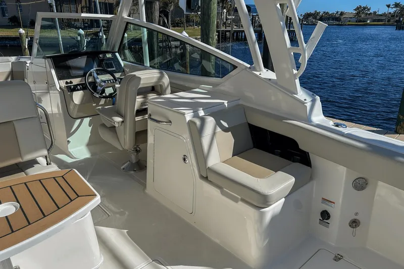 Slide: The Image of Boston Whaler 280 Vantage 2022 - 20