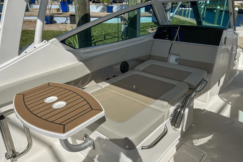 Slide: The Image of Boston Whaler 280 Vantage 2022 - 23
