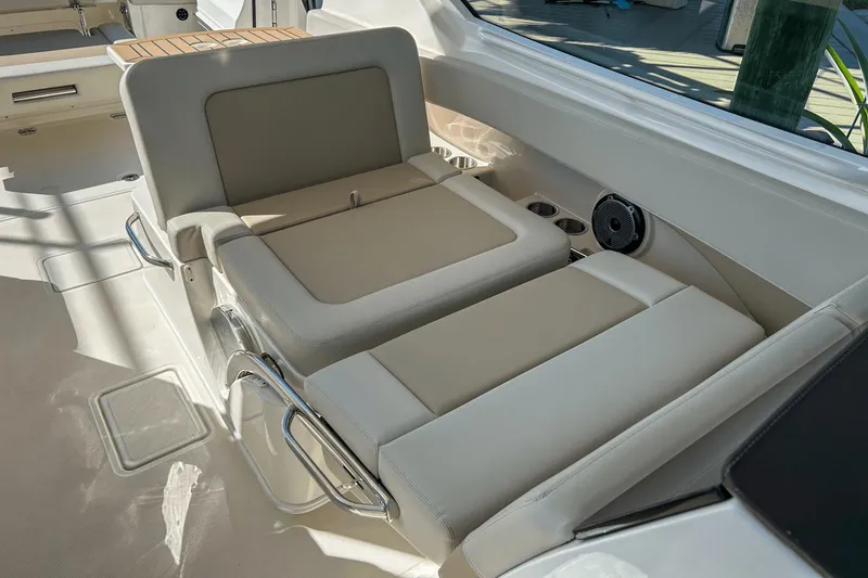 Slide: The Image of Boston Whaler 280 Vantage 2022 - 24