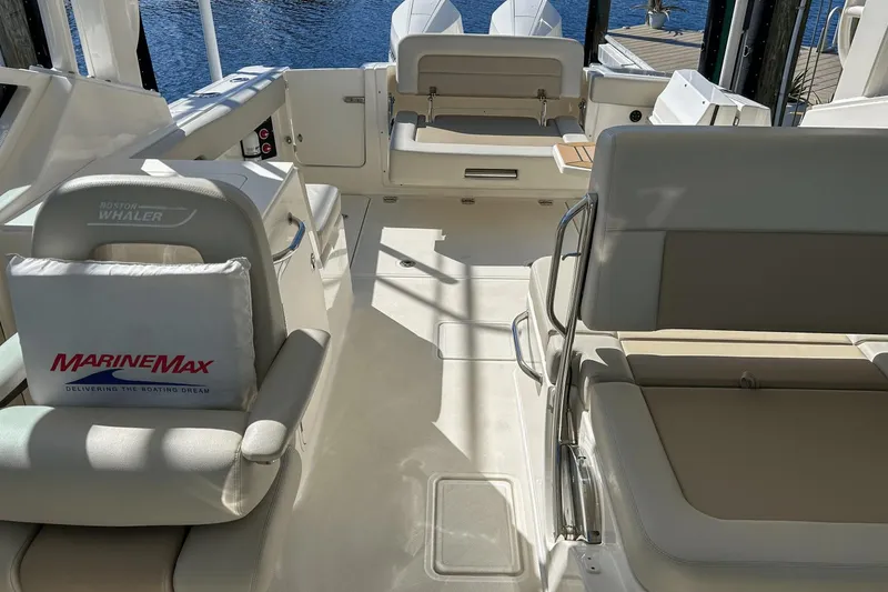 Slide: The Image of Boston Whaler 280 Vantage 2022 - 25
