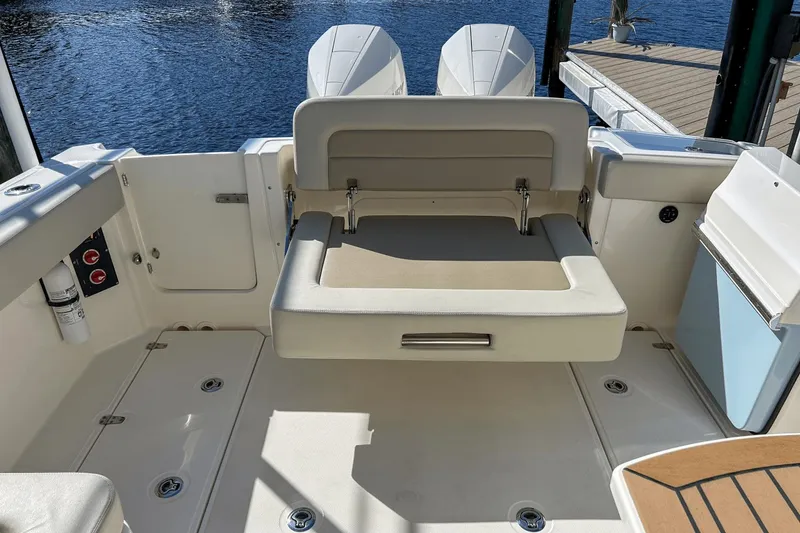 Slide: The Image of Boston Whaler 280 Vantage 2022 - 26