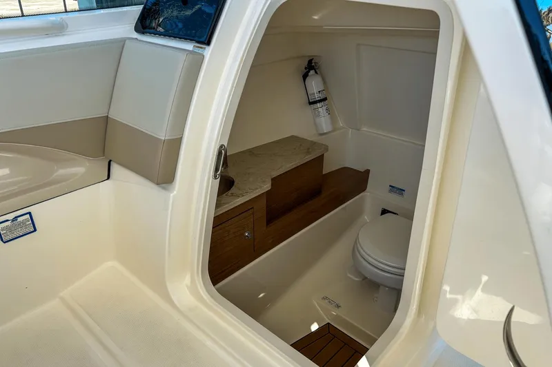 Slide: The Image of Boston Whaler 280 Vantage 2022 - 31