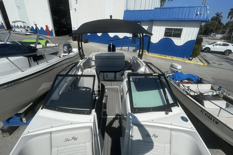 Slide: The Image of Sea Ray 23 SPX OB 2023 - 31
