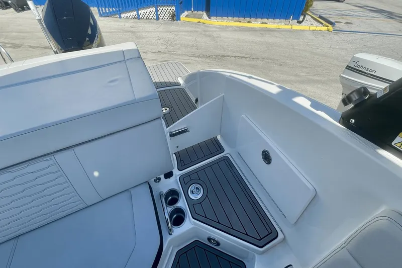 Slide: The Image of Sea Ray 23 SPX OB 2023 - 34