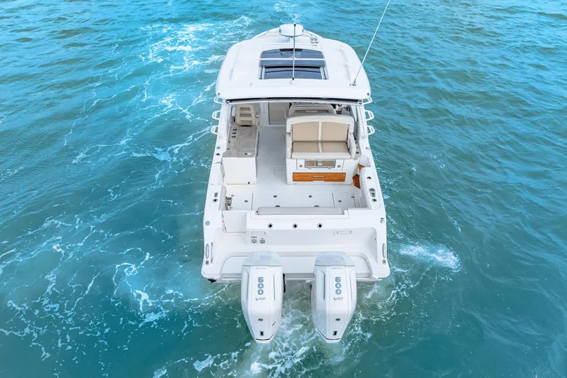 Slide: The Image of Boston Whaler 380 Realm 2023 - 12