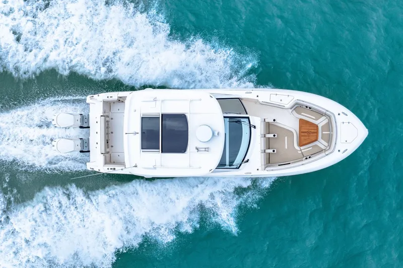 Slide: The Image of Boston Whaler 380 Realm 2023 - 32