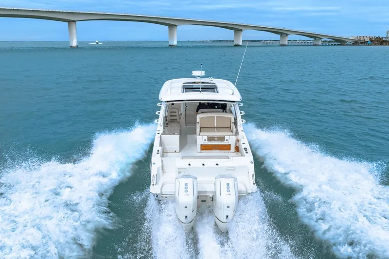 Slide: The Image of Boston Whaler 380 Realm 2023 - 33