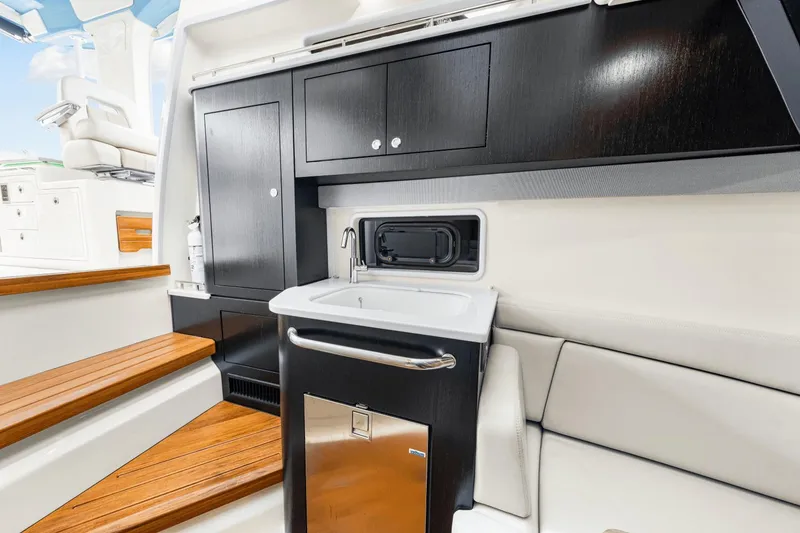 Slide: The Image of Boston Whaler 380 Realm 2023 - 63