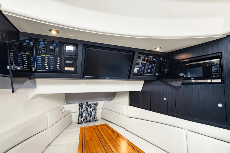 Slide: The Image of Boston Whaler 380 Realm 2023 - 64