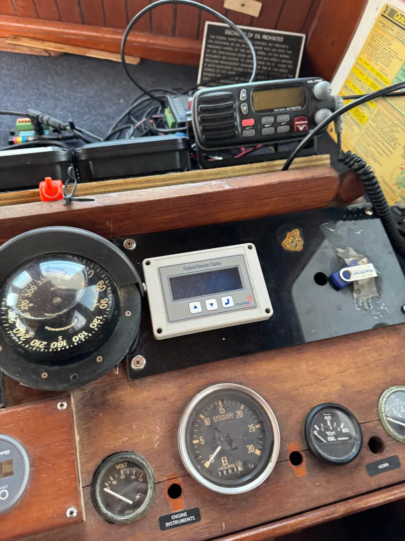 Slide: The Image of Das Bild zeigt das Armaturenbrett eines Island Trader Motor Sailers von 1983 mit verschiedenen Instrumenten. - 14