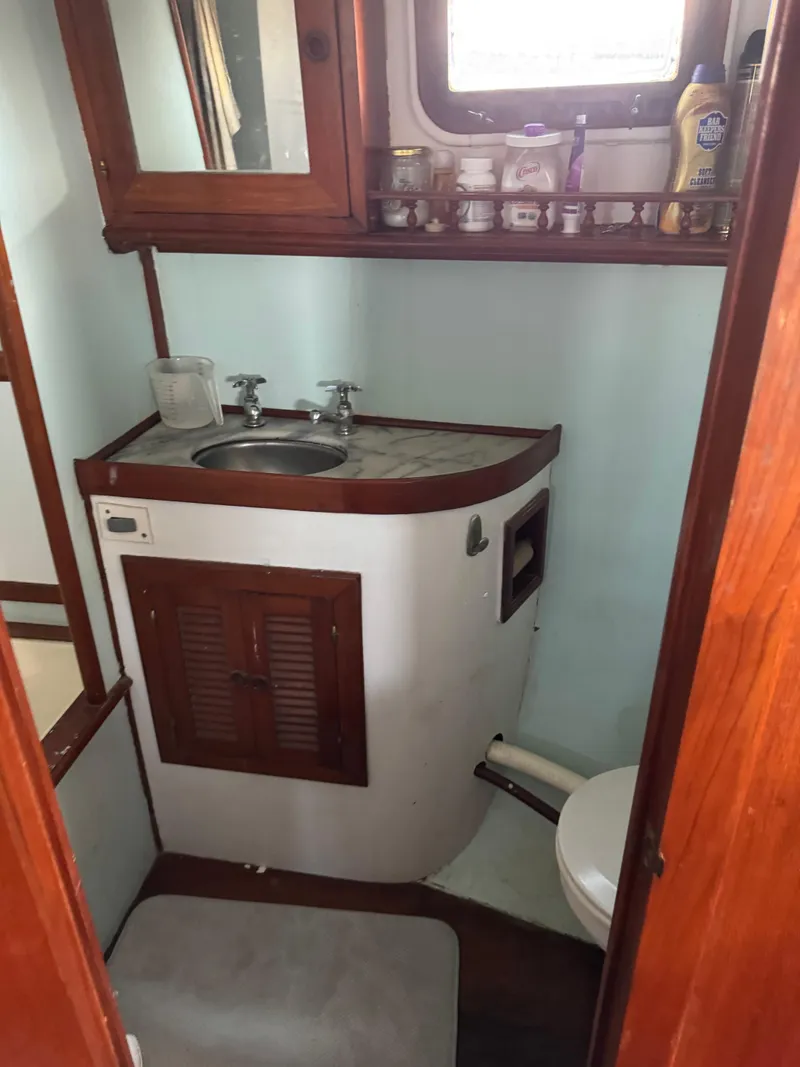 Slide: The Image of Badezimmer einer Island Trader Motorsegelyacht von 1983 mit Waschbecken, Spiegel und Toilette. - 19