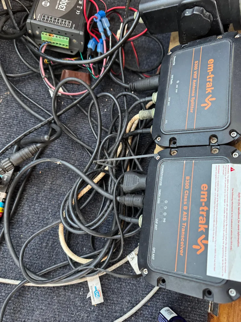 Slide: The Image of Elektronische Geräte und Kabel in einem Boot, einschließlich eines AIS-Transponders. - 12
