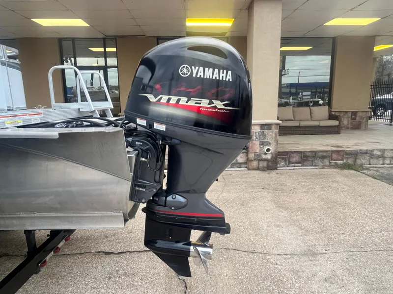 Slide: The Image of Yamaha VMAX outboard motor on 2022 Avalon 2080 VENTURE FNC boat, outdoor display. - 23
