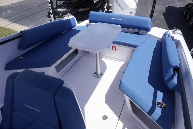 Slide: The Image of Axopar 25 Cross Top 2025 - 10