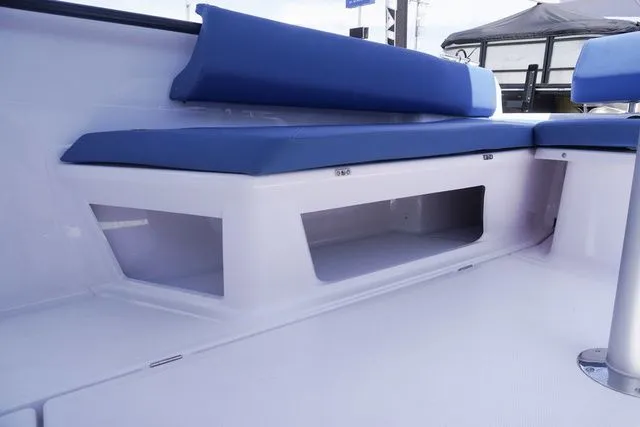 Slide: The Image of Axopar 25 Cross Top 2025 - 13