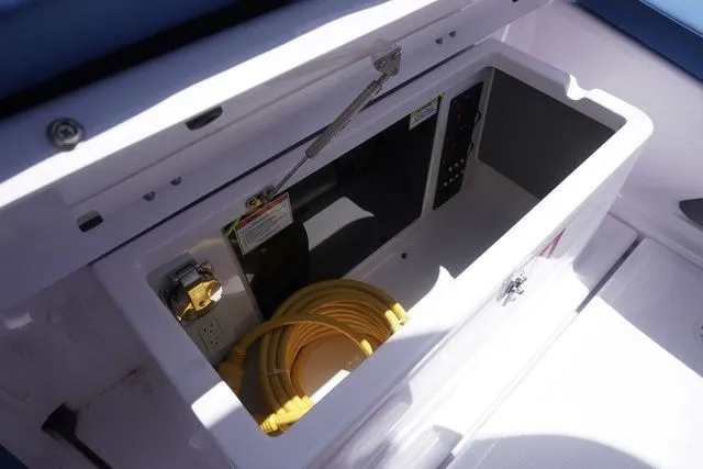 Slide: The Image of Axopar 25 Cross Top 2025 - 15