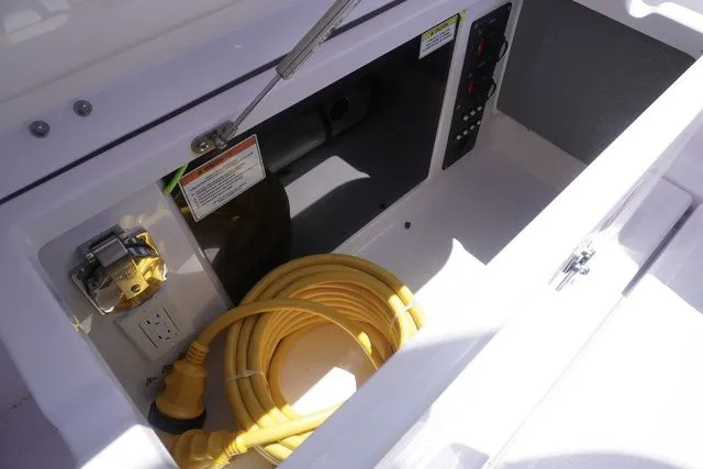 Slide: The Image of Axopar 25 Cross Top 2025 - 16