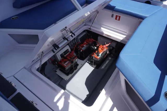 Slide: The Image of Axopar 25 Cross Top 2025 - 17