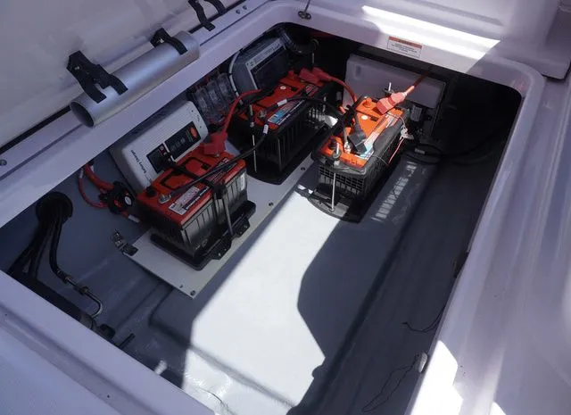 Slide: The Image of Axopar 25 Cross Top 2025 - 18