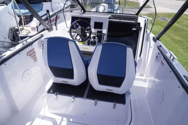 Slide: The Image of Axopar 25 Cross Top 2025 - 19