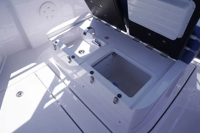 Slide: The Image of Axopar 25 Cross Top 2025 - 20