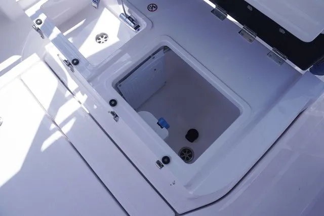 Slide: The Image of Axopar 25 Cross Top 2025 - 21