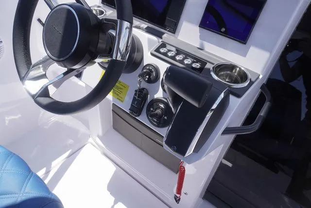 Slide: The Image of Axopar 25 Cross Top 2025 - 26