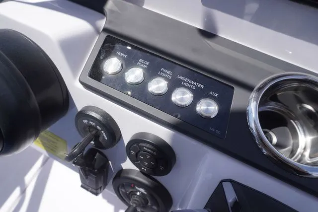 Slide: The Image of Axopar 25 Cross Top 2025 - 27