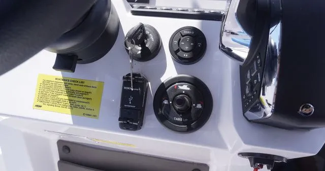 Slide: The Image of Axopar 25 Cross Top 2025 - 28