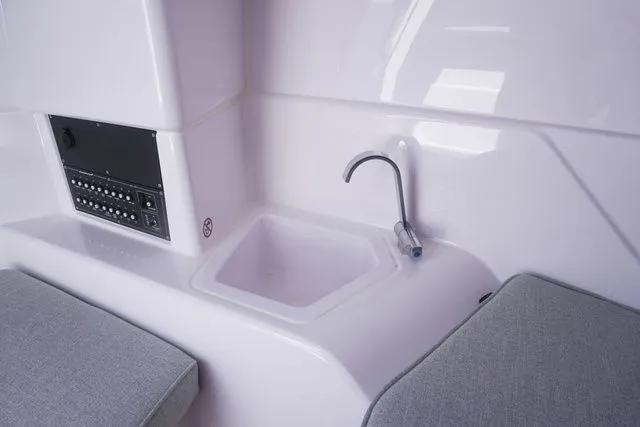 Slide: The Image of Axopar 25 Cross Top 2025 - 37