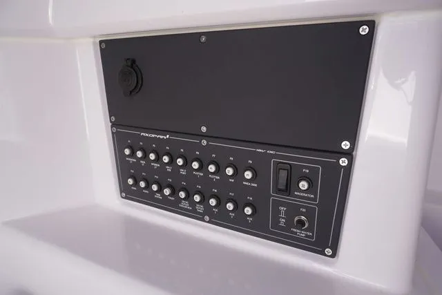 Slide: The Image of Axopar 25 Cross Top 2025 - 39