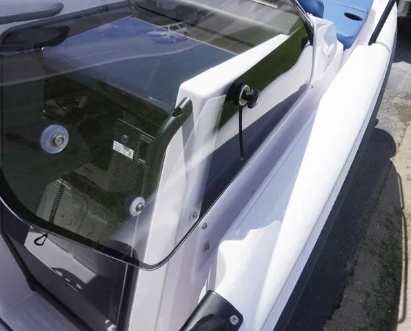 Slide: The Image of Axopar 25 Cross Top 2025 - 43