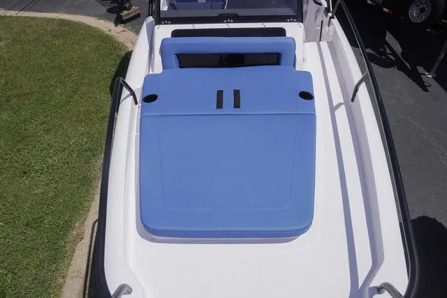 Slide: The Image of Axopar 25 Cross Top 2025 - 44