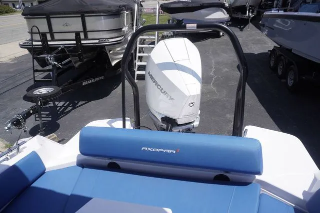 Slide: The Image of Axopar 25 Cross Top 2025 - 7