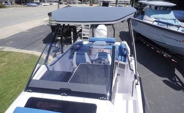 Slide: The Image of Axopar 25 Cross Top 2025 - 8