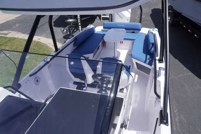 Slide: The Image of Axopar 25 Cross Top 2025 - 9