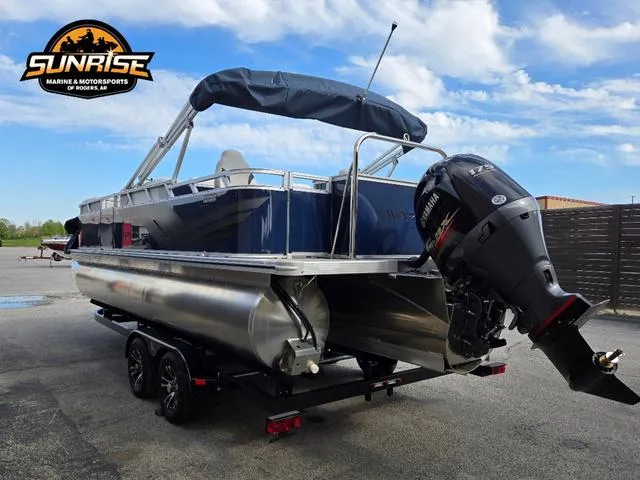 Slide: The Image of 2025 Avalon 21' Venture 85 Platinum Rear Fish boat with Yamaha motor at Sunrise Marine. - 24