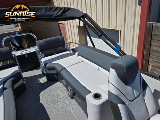 Slide: The Image of Avalon 25' CATALINA PLATINUM QUAD LOUNGER SHIFT 2025 - 10